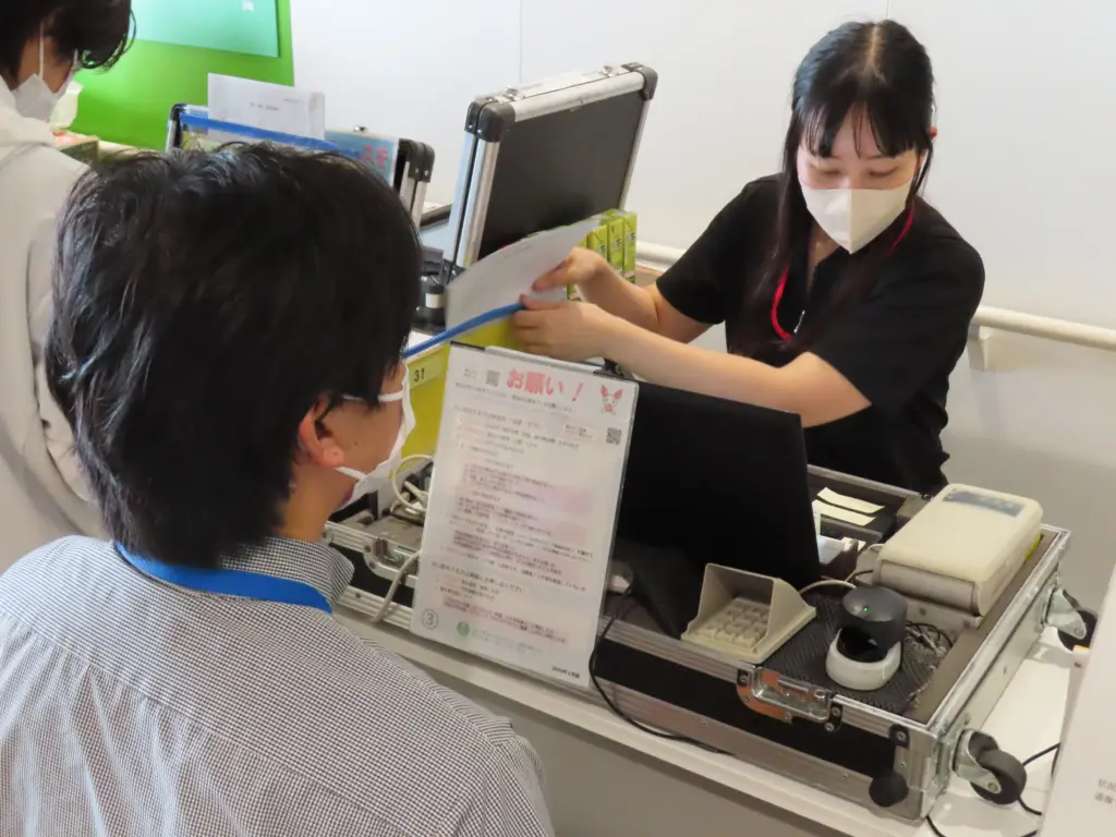 献血問診を受ける神代病院スタッフ