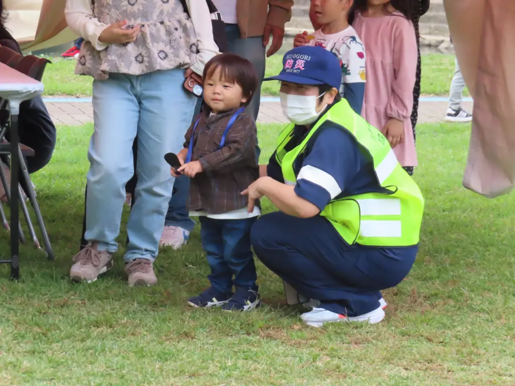 順番待ちする子どもをサポート