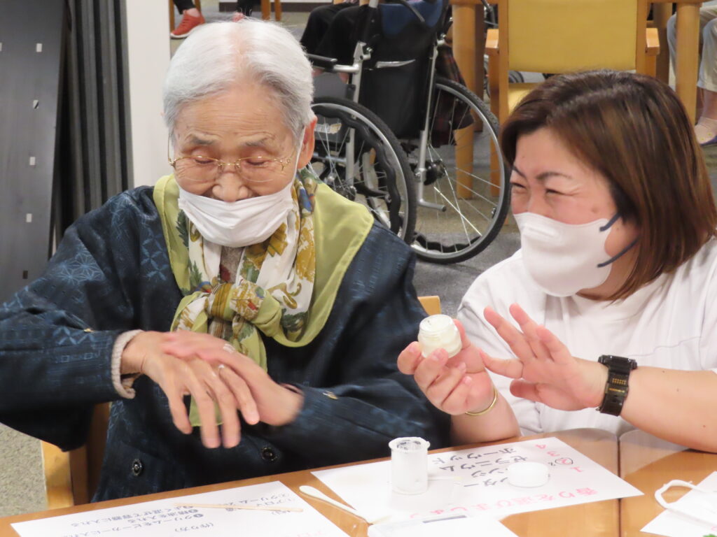 アロマを楽しむ利用者