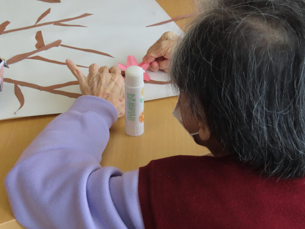 桜の制作物を仕上げる利用者